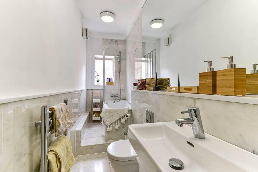 Modern One Bedroom In Fitzrovia, Central Londra Exterior foto